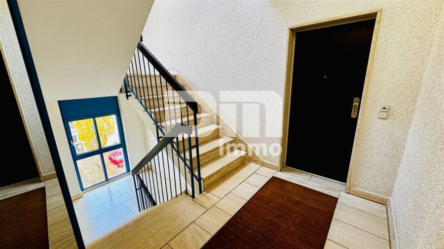 Schöne Eigentumswohnung in gefragter Wohnlage mit Balkon / Tiefgarage und Parkanlage - Treppenhaus